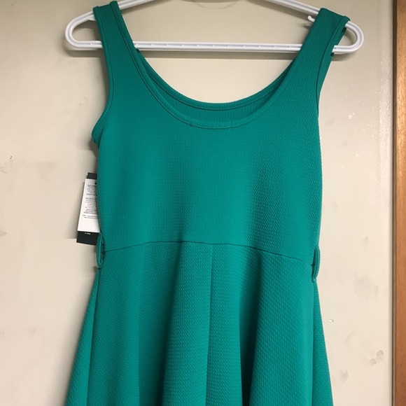 Green Dress with Chain - NWT - Picture 4 of 4